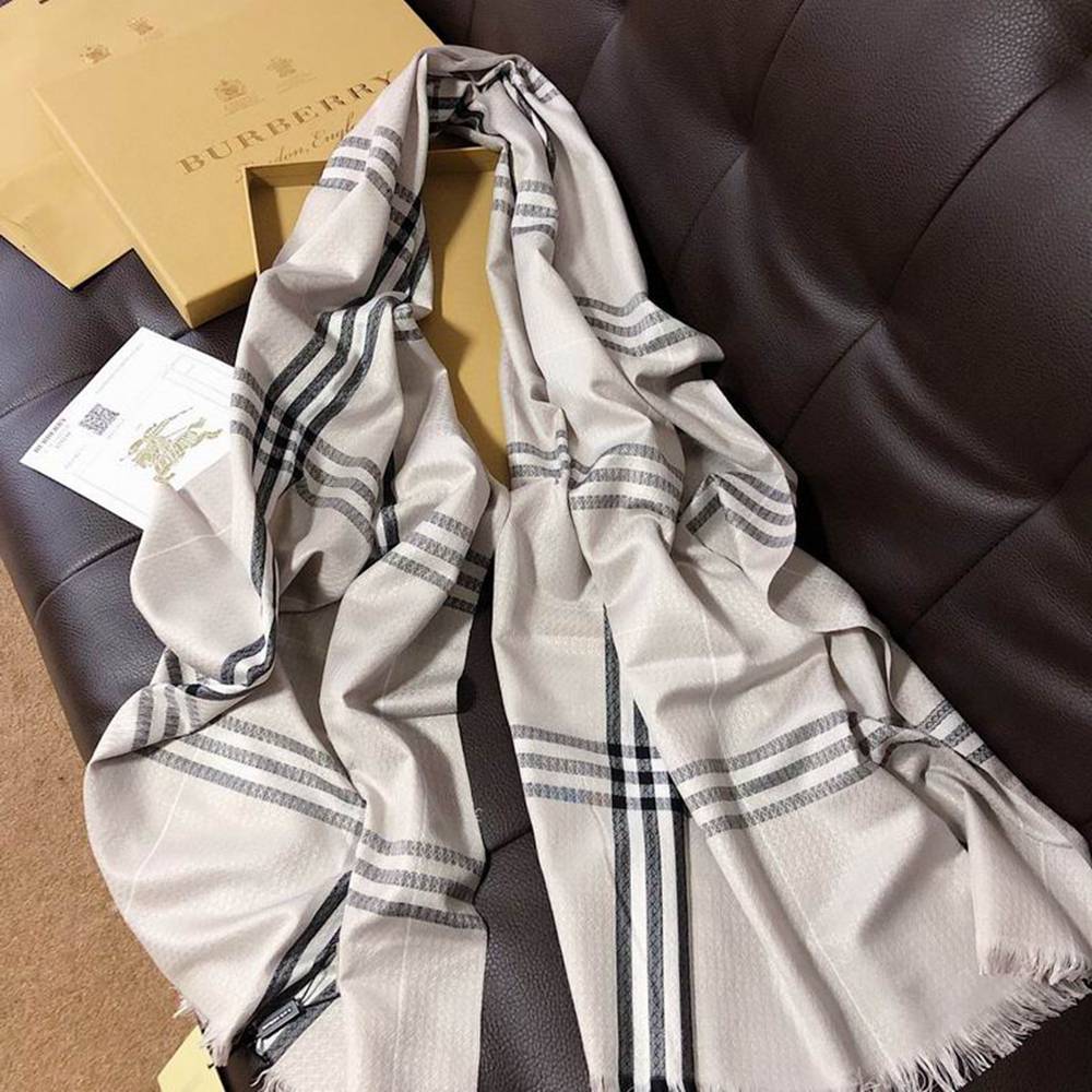 Bv*b*rry Scarf